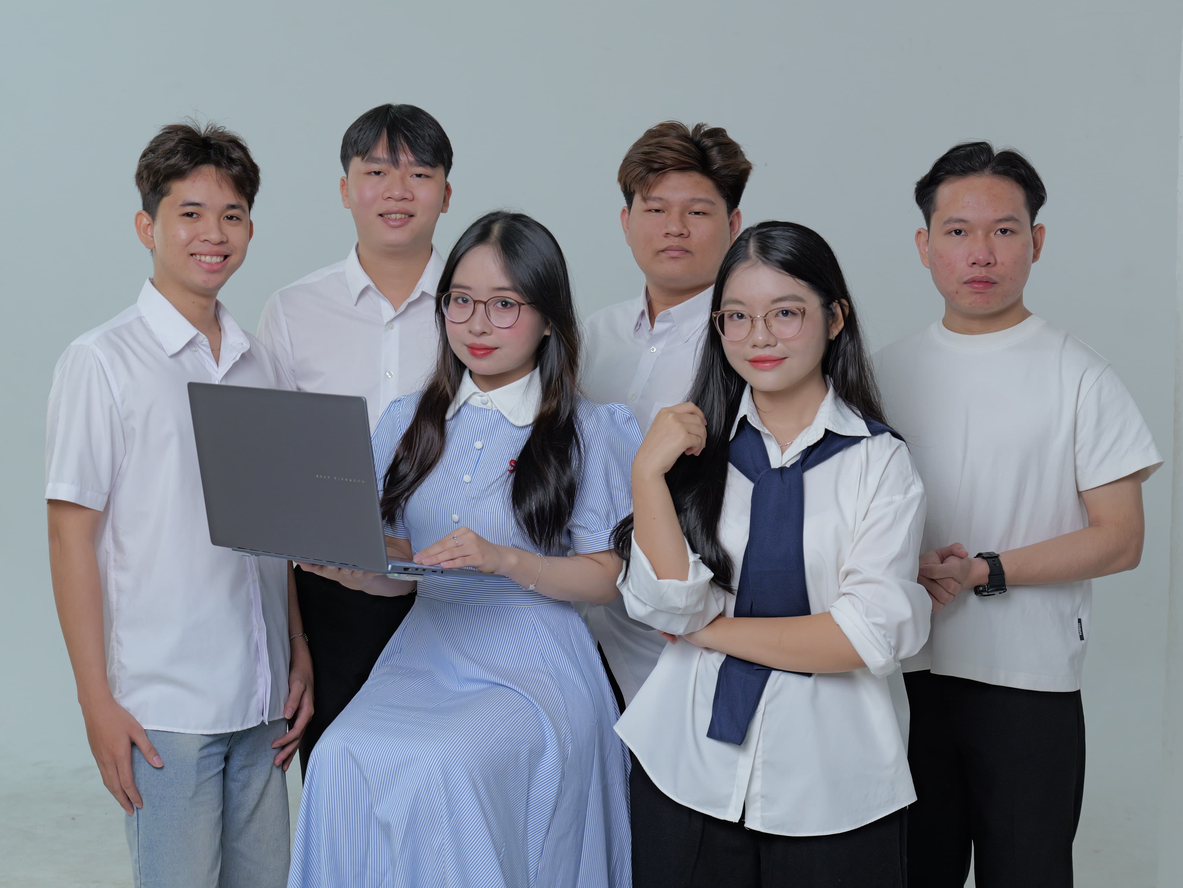 Gia sư BeeWise tự tin với máy tính xách tay, sẵn sàng kết nối với học viên